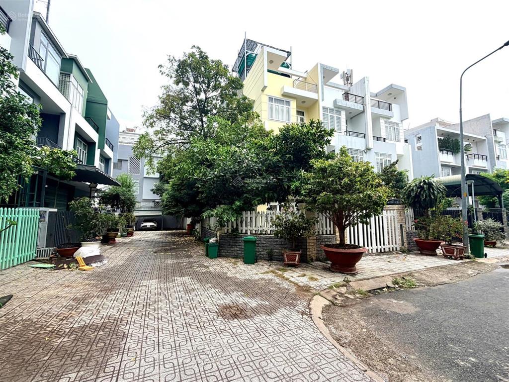 Bán căn biệt thự sân vườn đường số 6 p. phước long b quận 9 (lg đường trước nhà 12m)