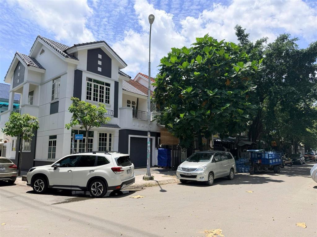Bán căn biệt thự góc 2 mặt tiền khu dự án nam long cách đường đỗ xuân hợp 50m p.phước long b quận 9