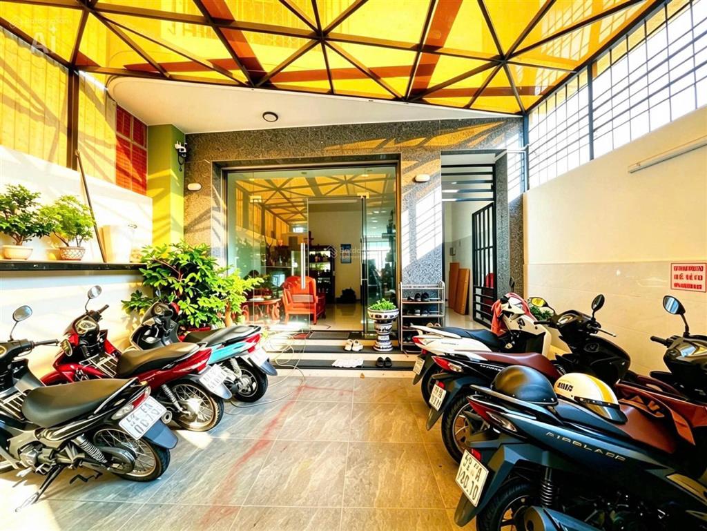Bán căn hộ dịch vụ mặt tiền đường số 38 p. bình trưng đông quận 2 (cách đường lê văn thịnh 100m)