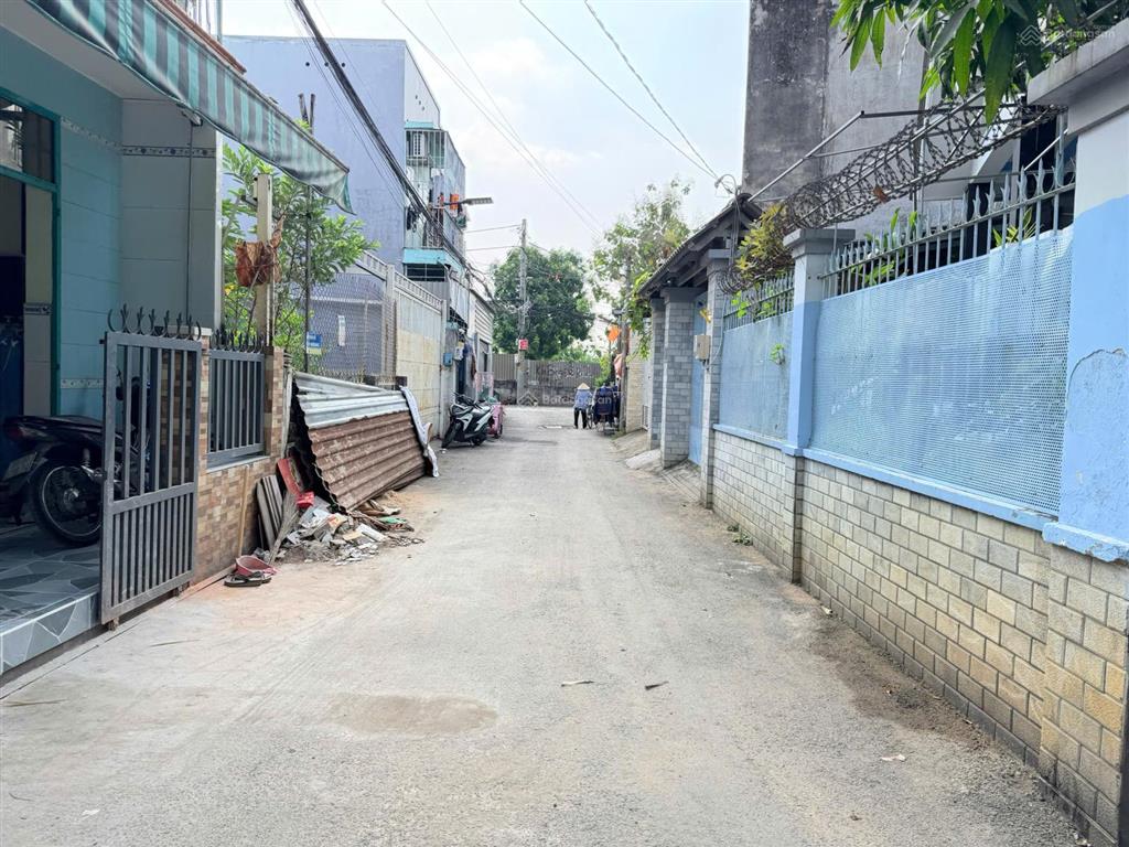 Bán căn nhà phố góc 2 mặt tiền hẻm oto đường số 6 p.bình trưng đông quận 2