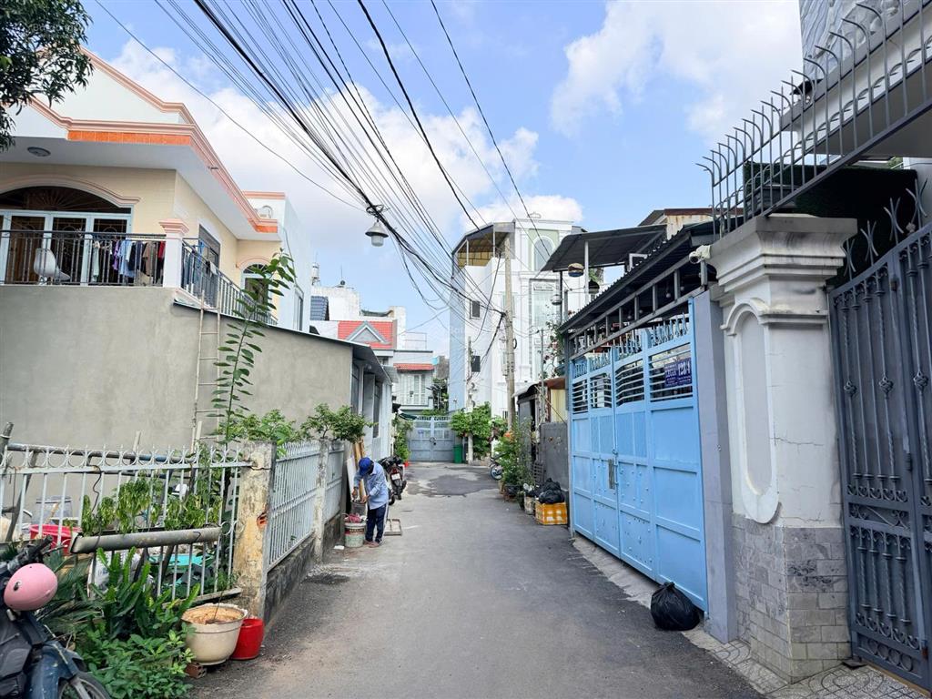 Bán căn nhà phố góc 2 mặt tiền hẻm oto đường số 6 p.bình trưng đông quận 2