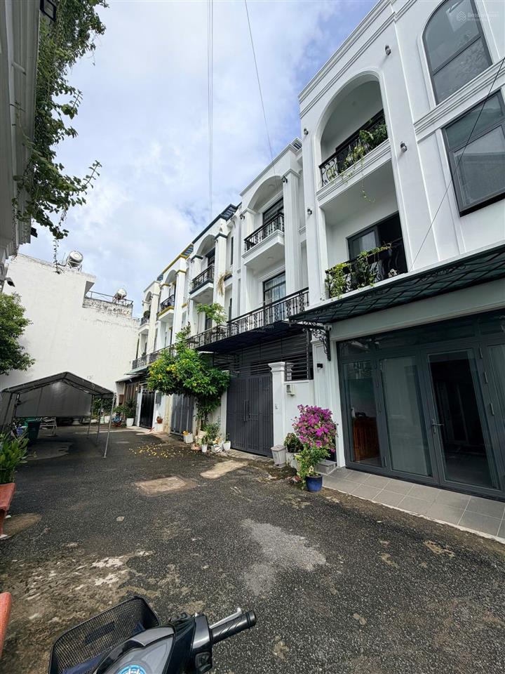 Bán căn nhà phố liền kề khu hẻm phân lô đường 5m oto ra vào đường số 6, p. bình trưng đông, quận 2
