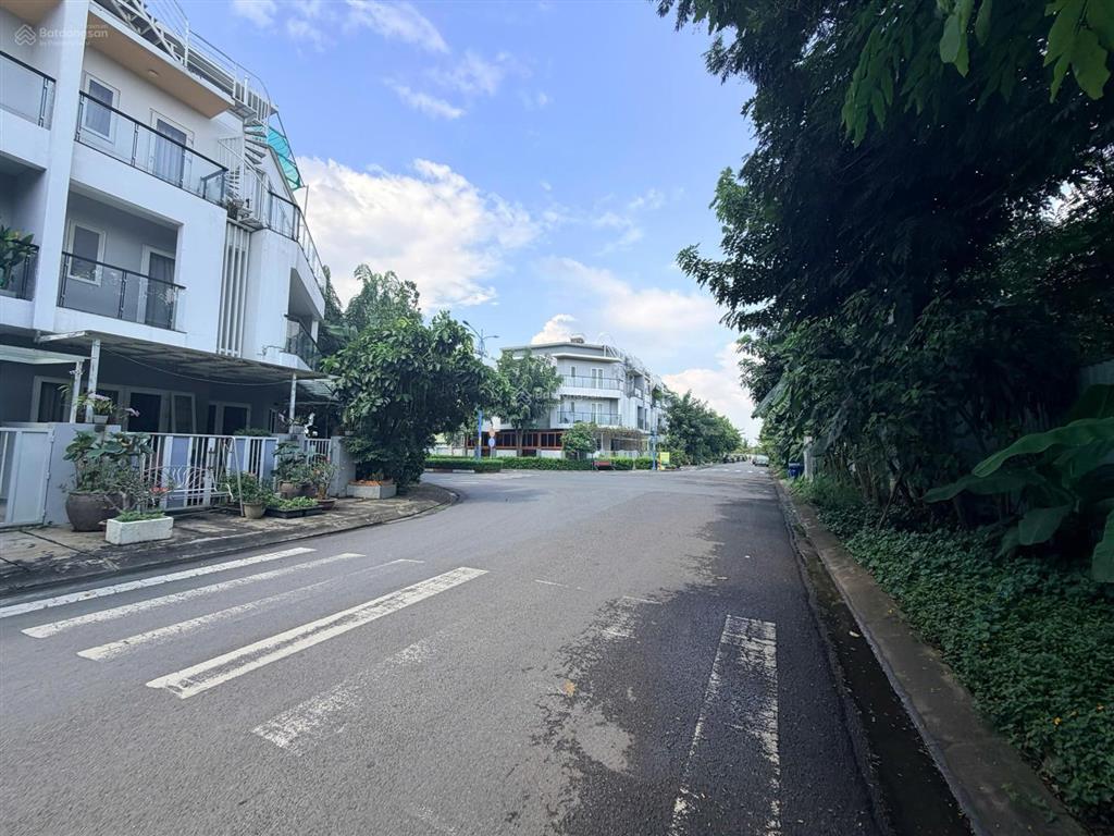 Nhà phố liền kề khu dự án mega villa p. phú hữu quận 9