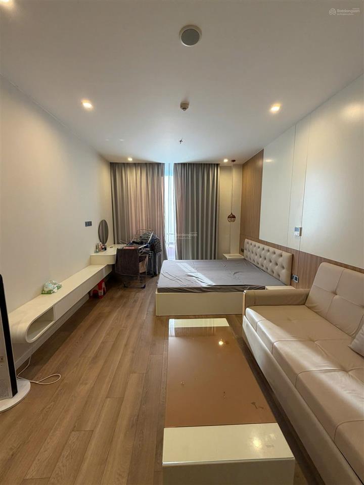 Bán căn studio view hồ nhạc nước, đầy đủ nội thất, tầng trung, sẵn sổ