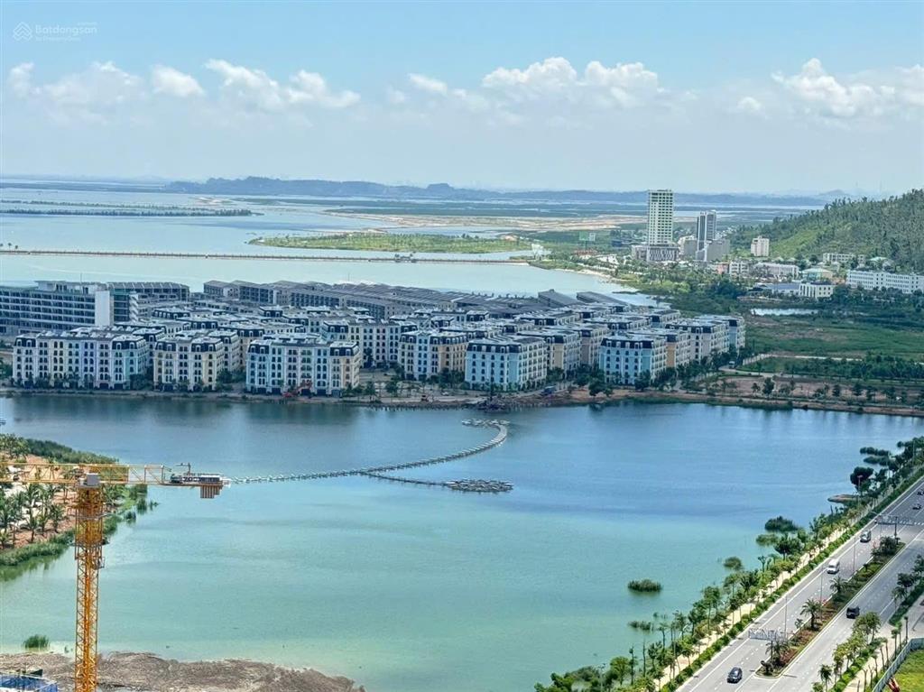 Bán căn studio view hồ nhạc nước, đầy đủ nội thất, tầng trung, sẵn sổ