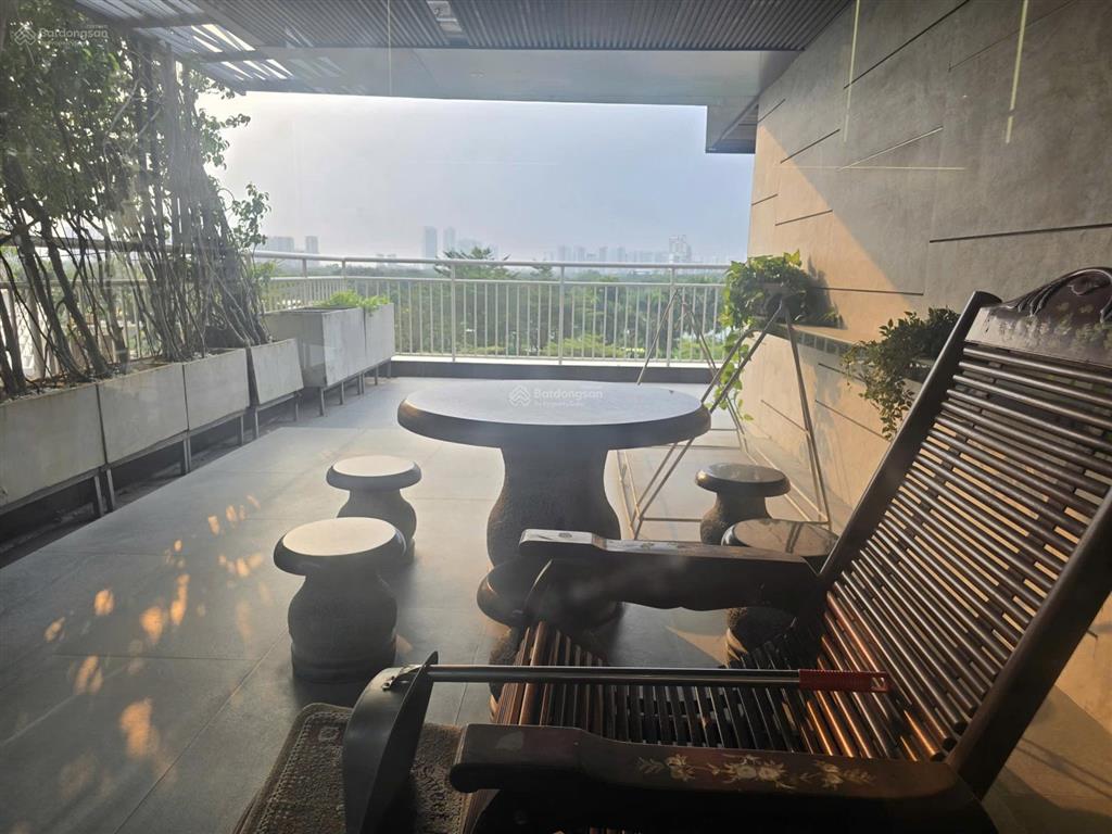 Bán cc tại riverside residence, 28,3 tỷ, 236m2, giá tốt tầng sân vườn