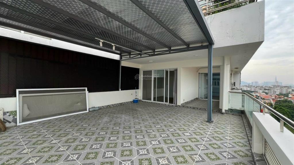 Bán căn hộ chung cư phú mỹ hưng, 16 tỷ, 186m2, 3pn, 3wc, nội thất cơ bản, có sân rộng