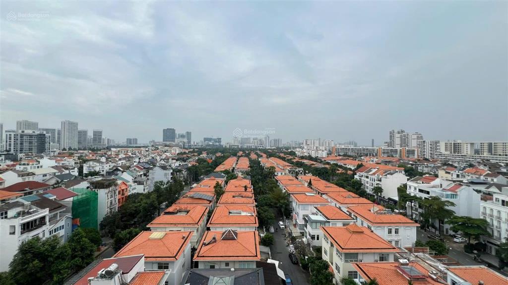 Bán căn hộ chung cư phú mỹ hưng, 16 tỷ, 186m2, 3pn, 3wc, nội thất cơ bản, có sân rộng