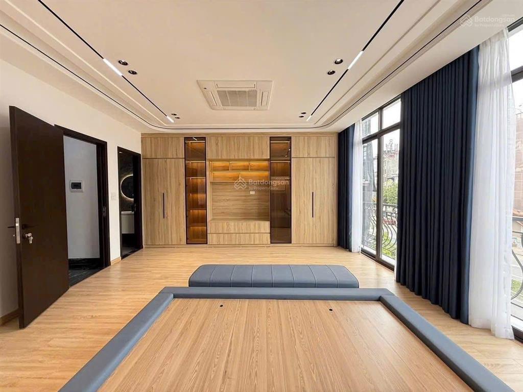 Cho thuê nhà mặt phố hồng tiến, giá 40 triệu vnd, 50m2x6 tầng, nhà đẹp, vị trí đắc địa