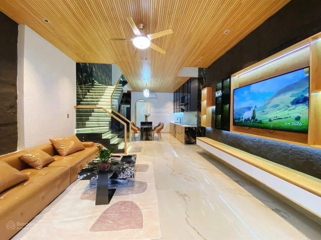 Nhà đẹp 3 tầng mt vũ đình liên trung tâm hoà xuân .