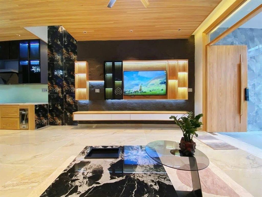 Nhà đẹp 3 tầng mt vũ đình liên trung tâm hoà xuân .