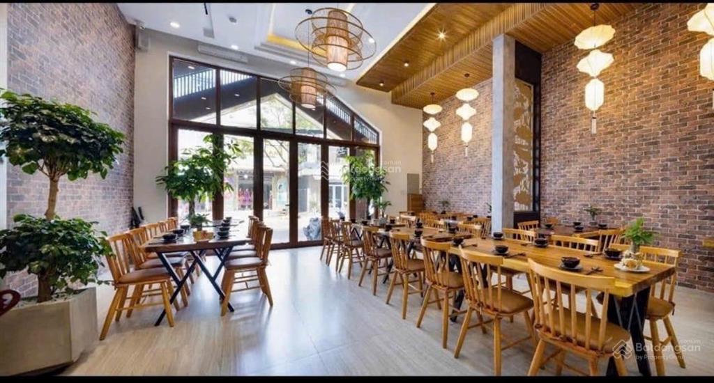 Nhà mặt tiền tiểu la gần 2/9, gần down town.