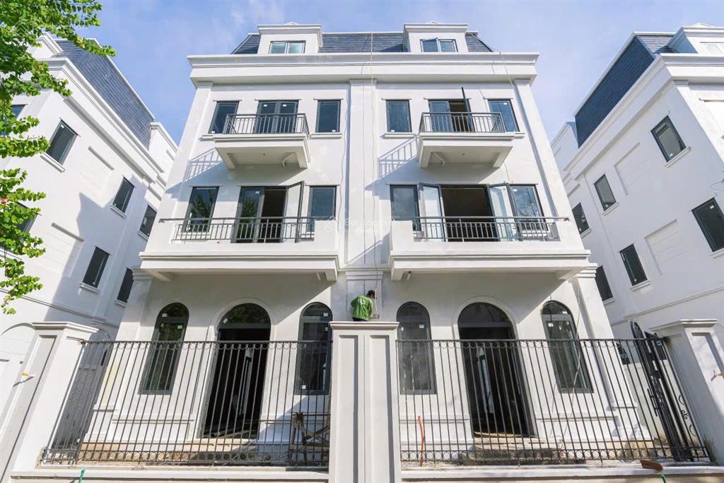 Bán gấp nhà liền kề louis city đại mỗ dt 100m2, nhà 5,5 tầng đường rộng 20m, giá bán siêu rẻ
