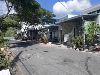 Nhà cấp 4 với 3 phòng ngủ  tđc đất lành, nha trang. thương lượng 3ty750