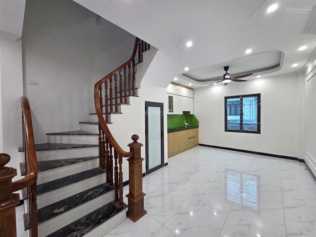 Em cần bán nhà thị trấn chúc sơn, s45m2 xây 4 tầng, có 5 phòng ngủ. giá chỉ hơn 3 tỷ