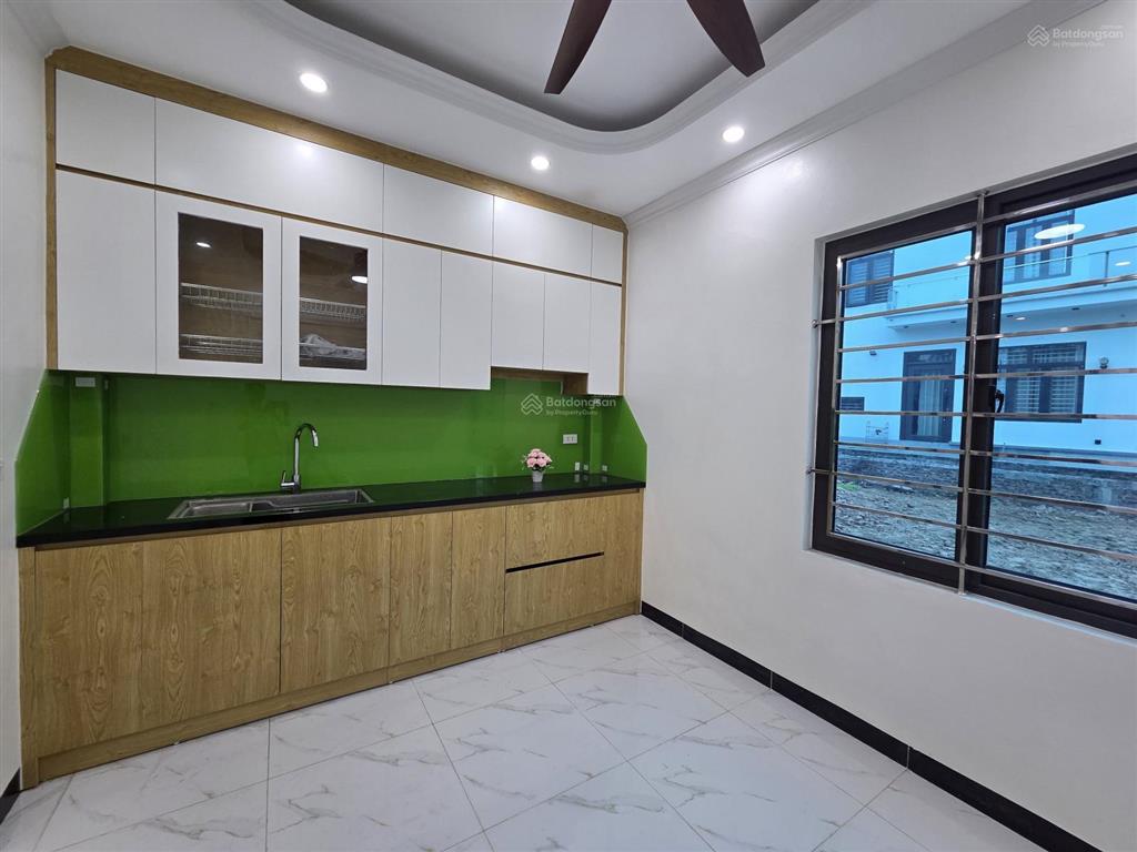 Em cần bán nhà thị trấn chúc sơn, s45m2 xây 4 tầng, có 5 phòng ngủ. giá chỉ hơn 3 tỷ