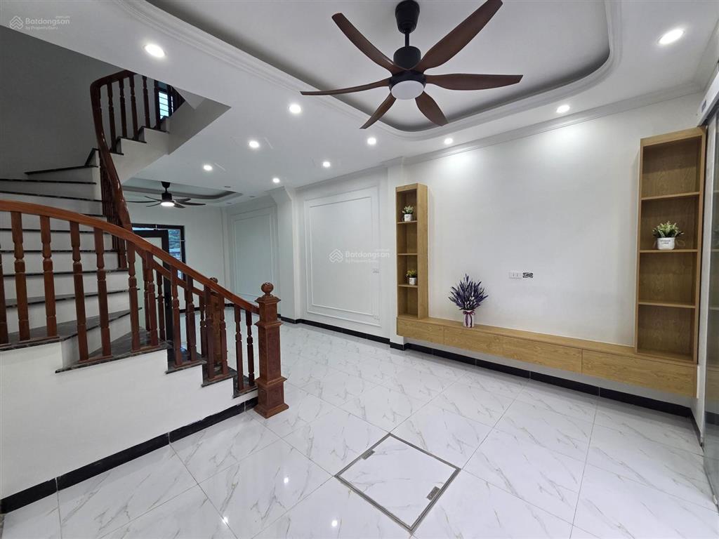 Em cần bán nhà thị trấn chúc sơn, s45m2 xây 4 tầng, có 5 phòng ngủ. giá chỉ hơn 3 tỷ
