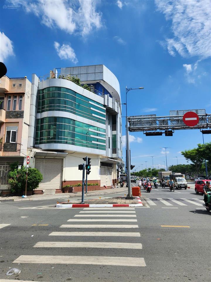 Bán nhà căn góc võ văn kiệt  cao văn lầu q6  8.3x20.4m  cn 131m²  sàn 514m²  giá 50 tỷ