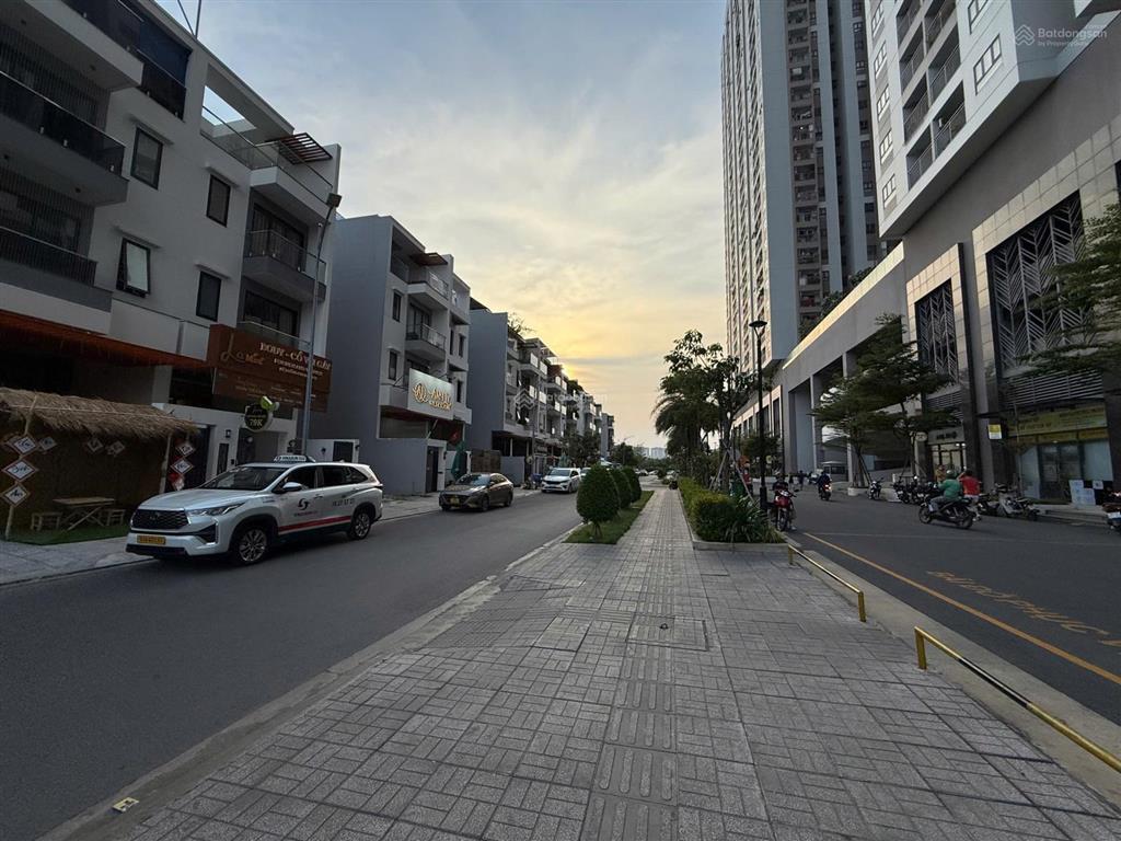 Siêu đầu tư  bán nhanh lô góc 2 mt đường đào trí kdc q7 riverside   0799 205 ***