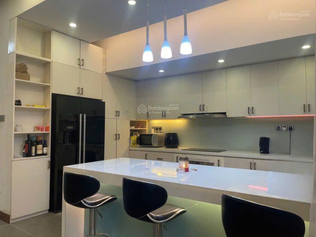 Bán gấp biệt thự 21,5 tỷ, 126m2 có thang máy đầy đủ nội thất kdc ven sông sadeco, tân phong