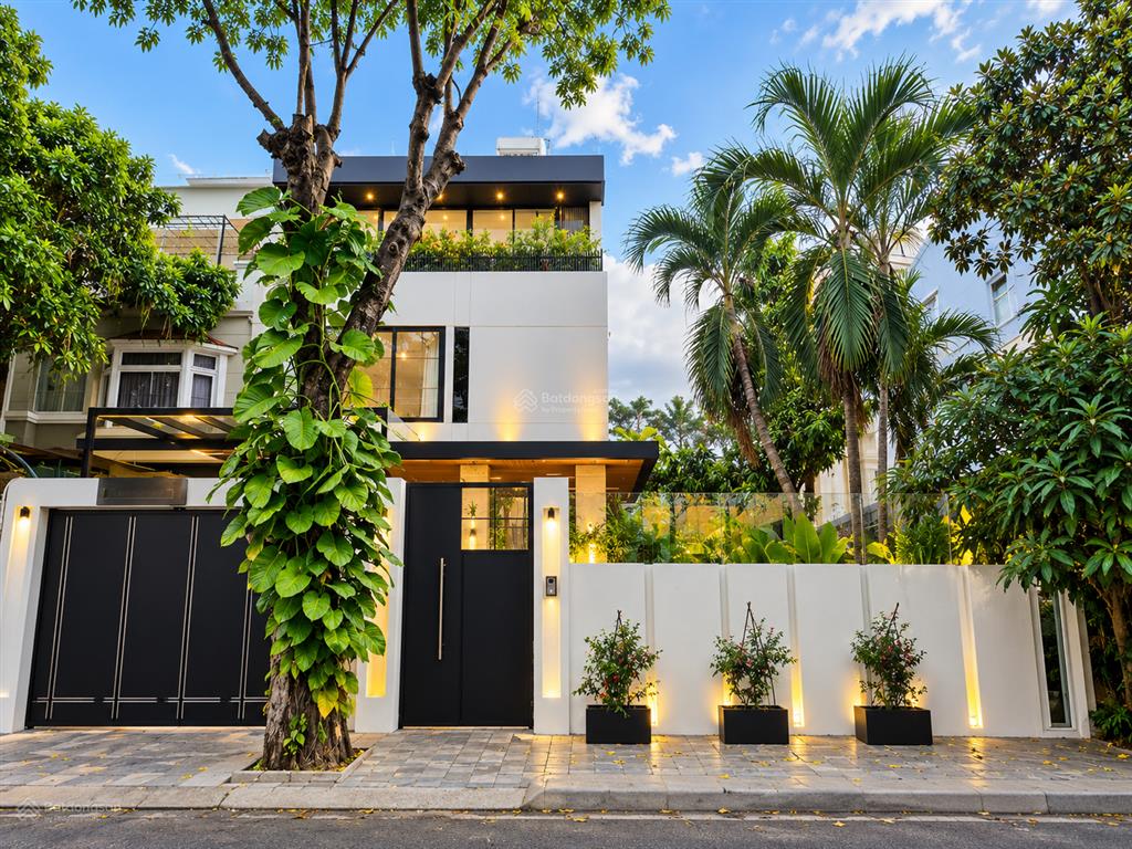 Cần tiền bán gấp biệt thự nam phú villas gần sông quận 7 246.7m2 ngang 12m giá tốt 33,5 tỷ