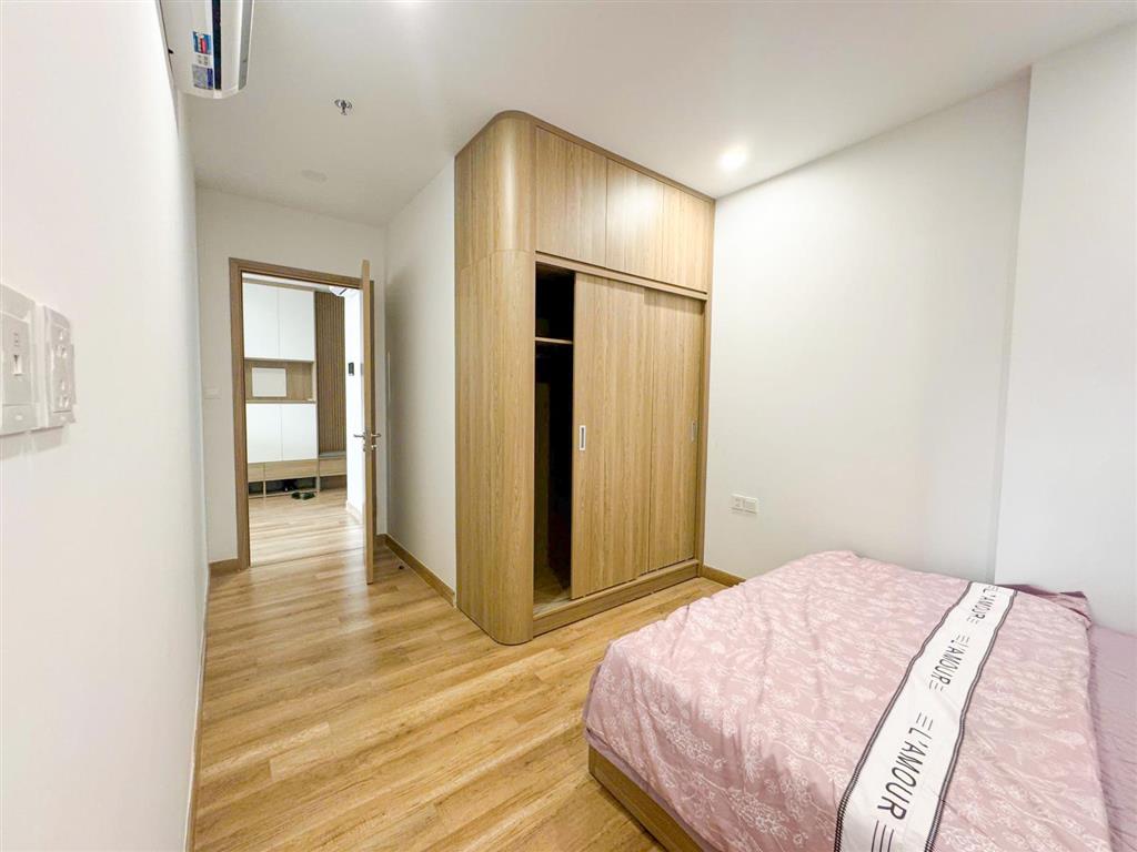 Bán căn hộ 73m2 tầng thoáng full nội thất đẹp tại the wisteria, sẵn sổ công chứng luôn.