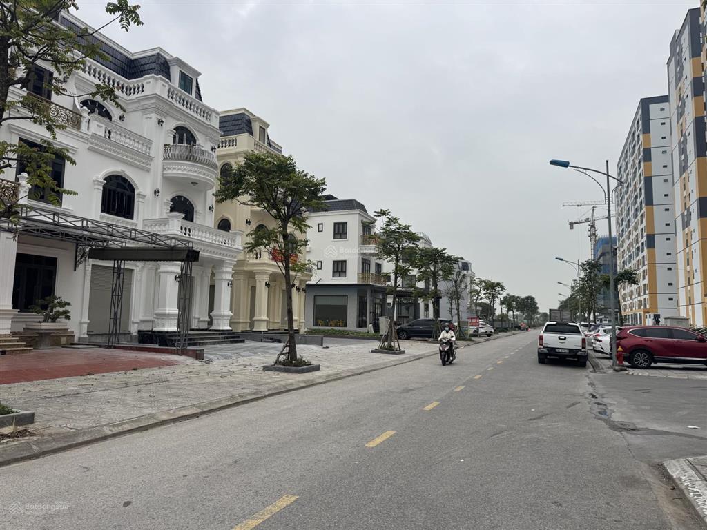 Bán lô biệt thự diện tích 180,240m2 gần 10 toà chung cư và trung tâm thương mại giá 2xtr/m2