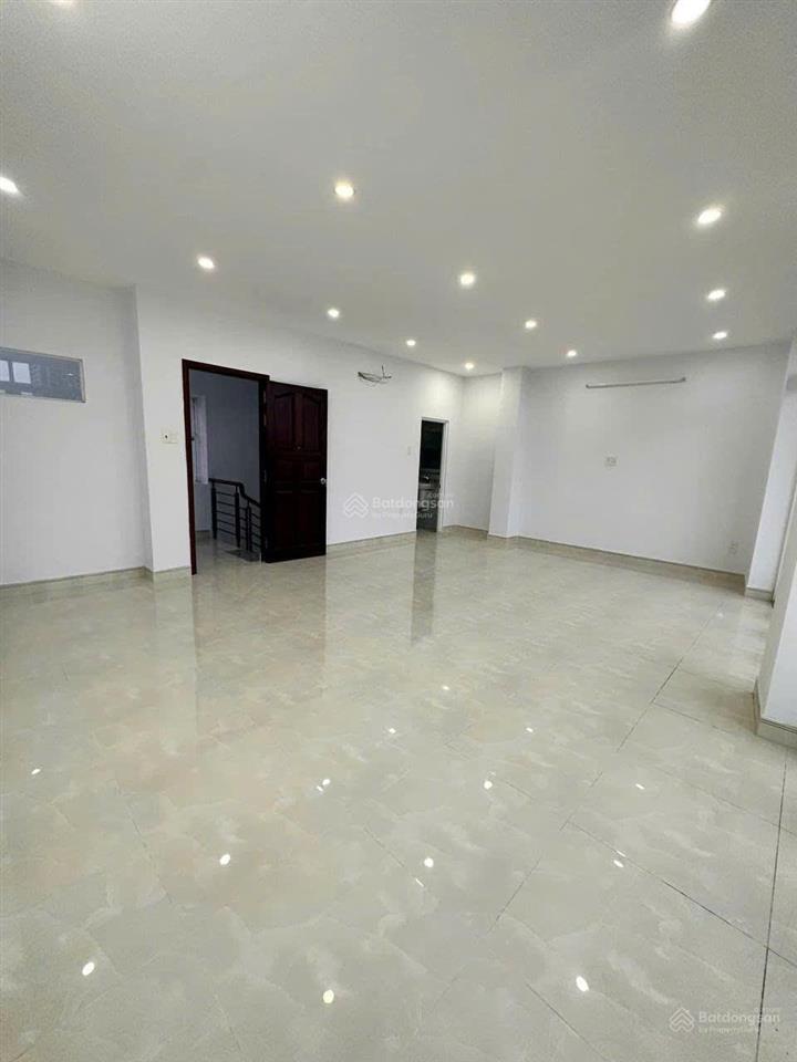 Cần cho thuê nhà ngay mt lê văn sỹ, phường 14, quận 3 thông ra trần quang diệu