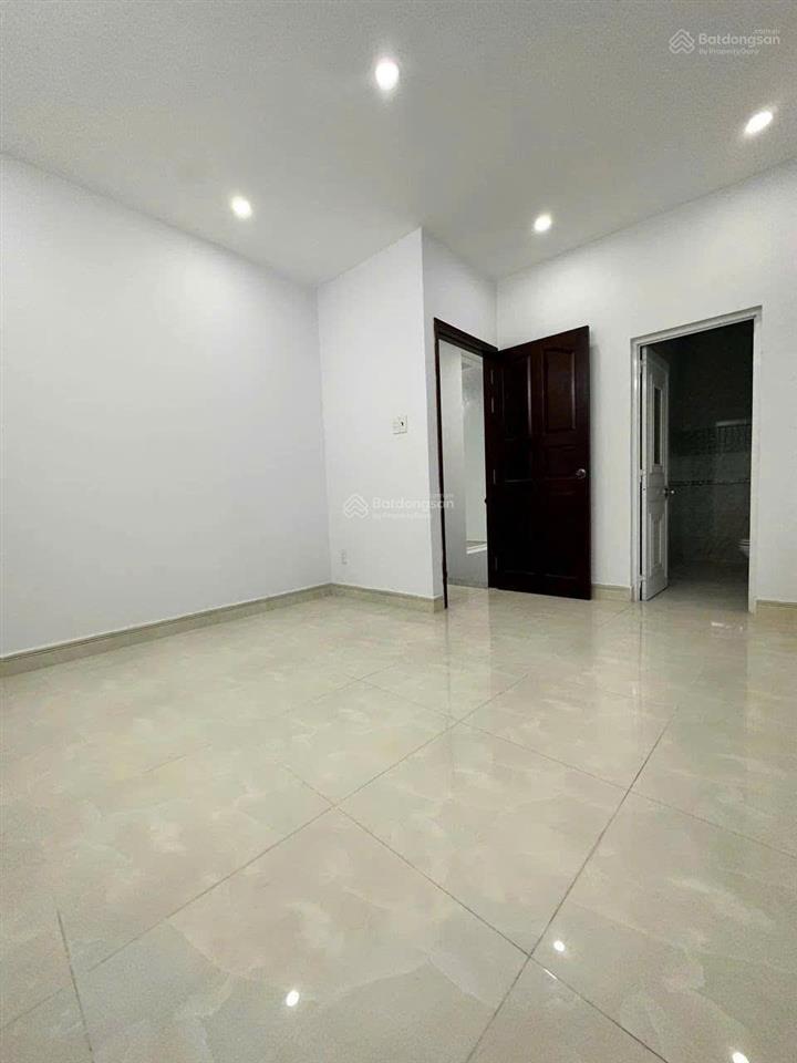 Cần cho thuê nhà ngay mt lê văn sỹ, phường 14, quận 3 thông ra trần quang diệu