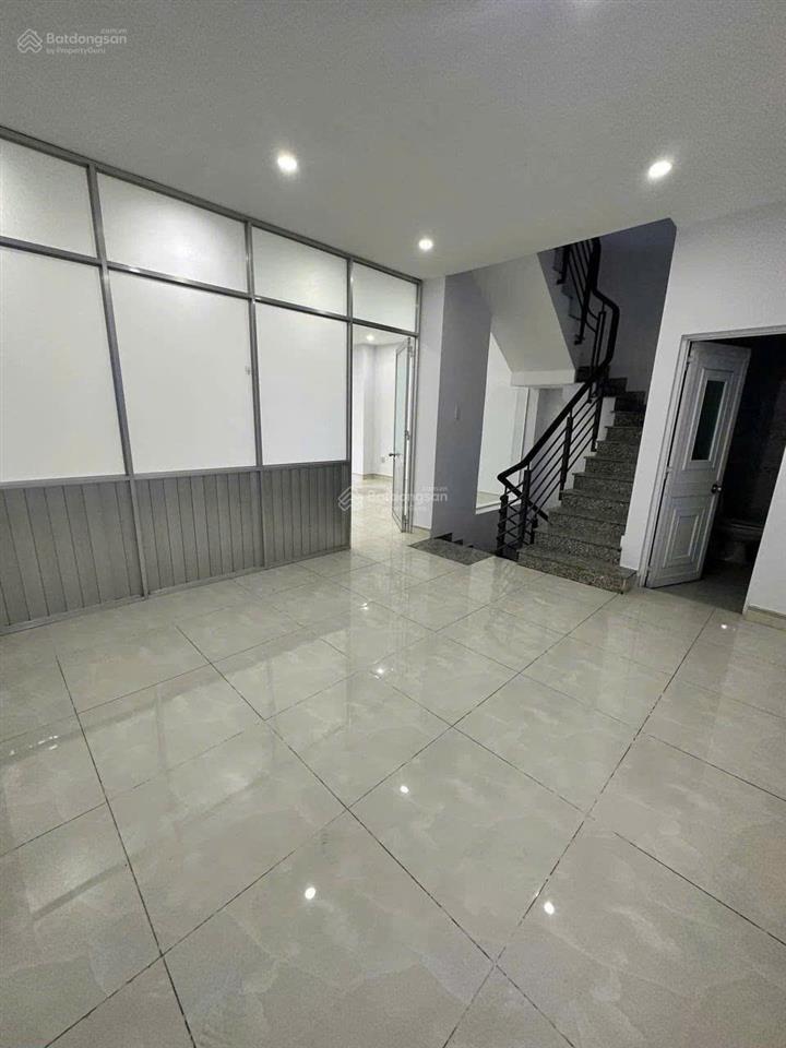Cần cho thuê nhà ngay mt lê văn sỹ, phường 14, quận 3 thông ra trần quang diệu