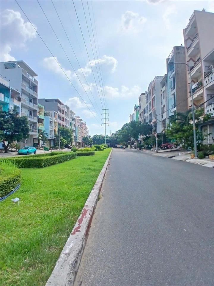 Bán nhà hiện đại sẵn thang máy ở song hành, p. bình phú, 6 tầng