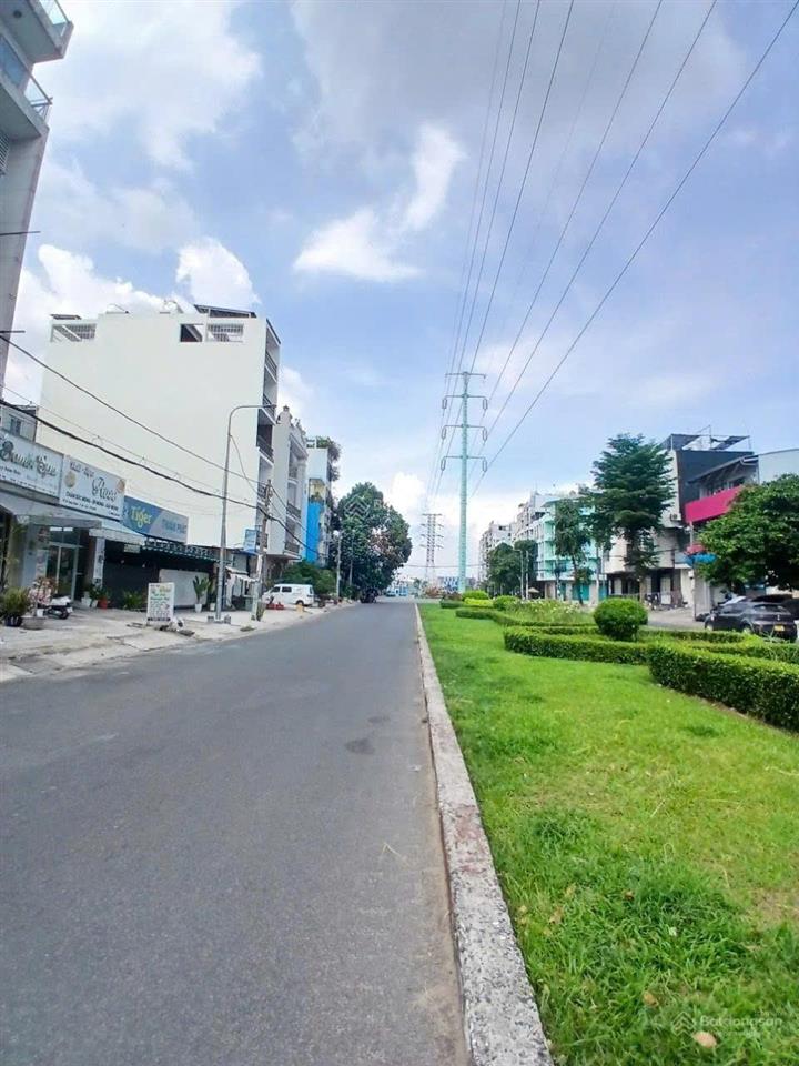 Bán nhà hiện đại sẵn thang máy ở song hành, p. bình phú, 6 tầng