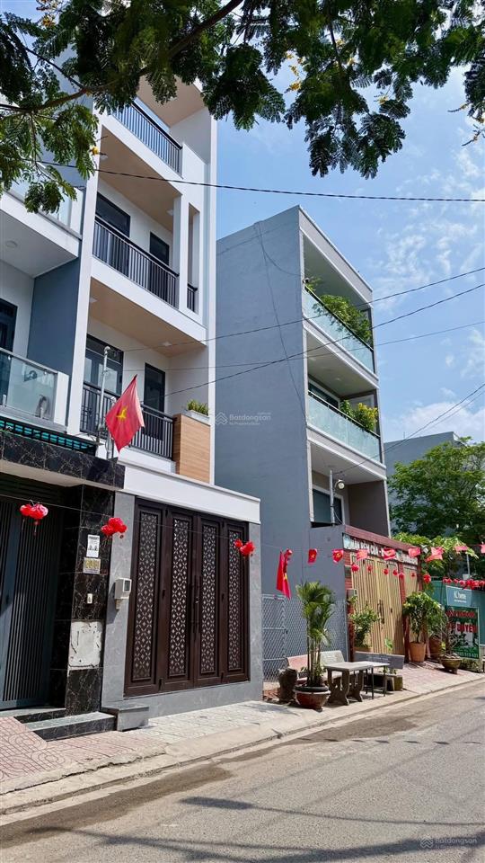 Nhà phố 4 tầng xe hơi ngủ trong sân, đường rộng 9m, long trường