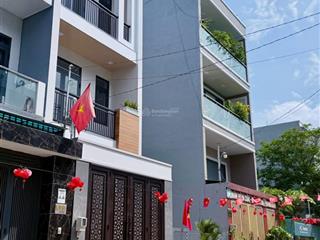 Nhà phố 4 tầng xe hơi ngủ trong sân, đường rộng 9m, long trường