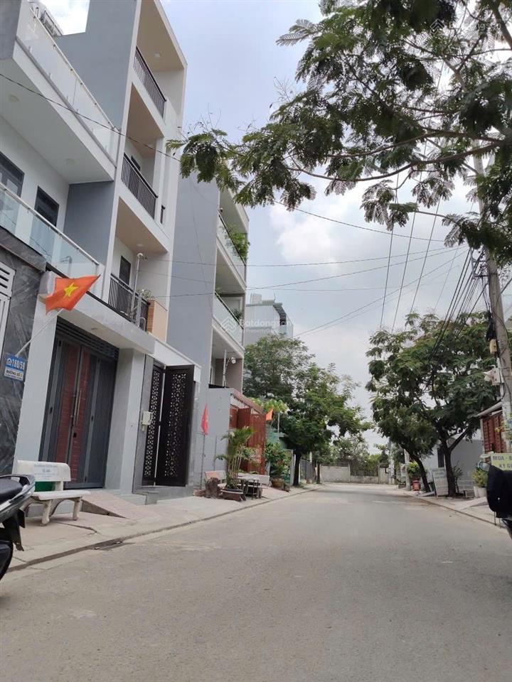 Nhà phố 4 tầng xe hơi ngủ trong sân, đường rộng 9m, long trường
