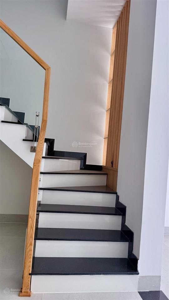 Nhà phố 4 tầng xe hơi ngủ trong sân, đường rộng 9m, long trường