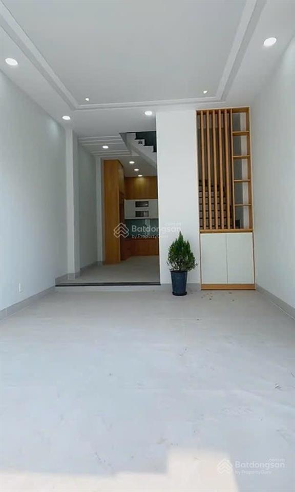 Nhà phố 4 tầng xe hơi ngủ trong sân, đường rộng 9m, long trường