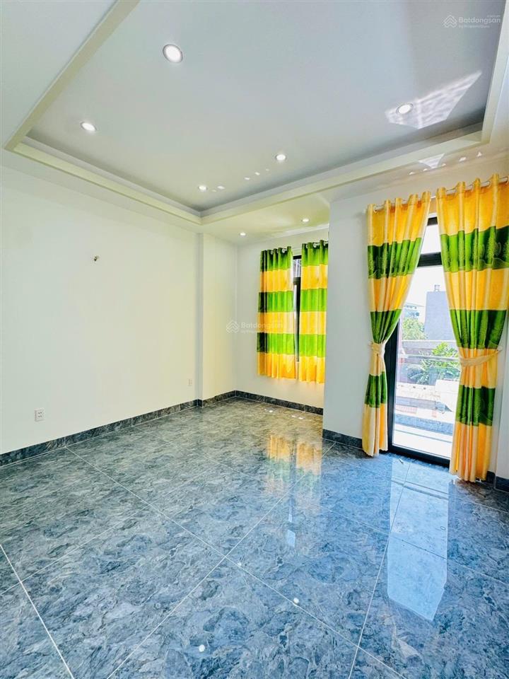 Nhà mới 4 tầng bên cạnh đại học tài chính market lã xuân oai chỉ 6.x tỷ