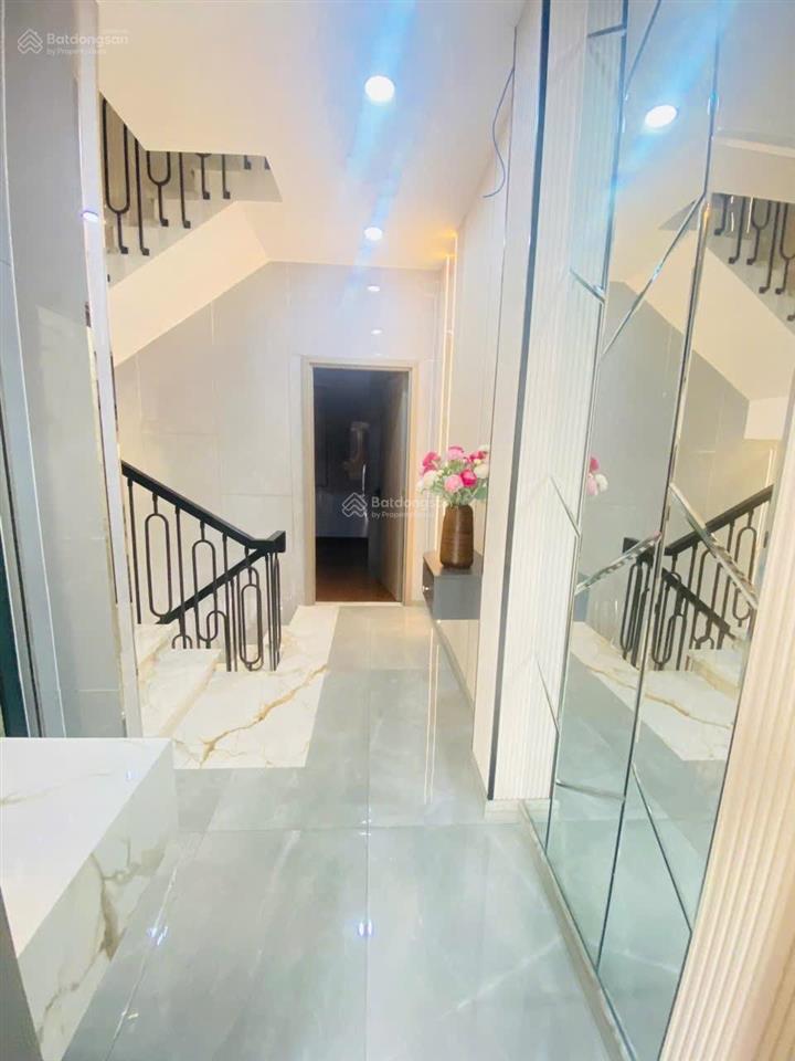 Nhà mới long trường  3 tầng  đường 8m  full nội thất 5.7 tỷ. hoàn công đủ