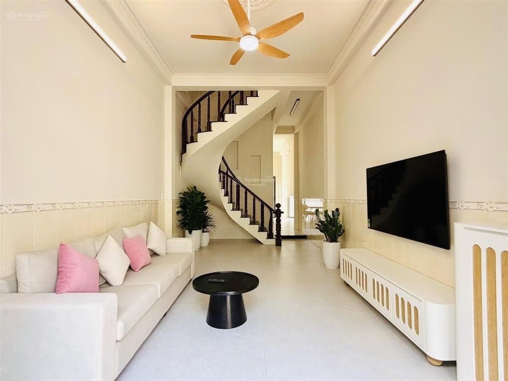 Nhà mặt tiền đường số  trung tâm quận 2  xe hơi ngủ trong sân dọn vào ở ngay, tặng full nội thất