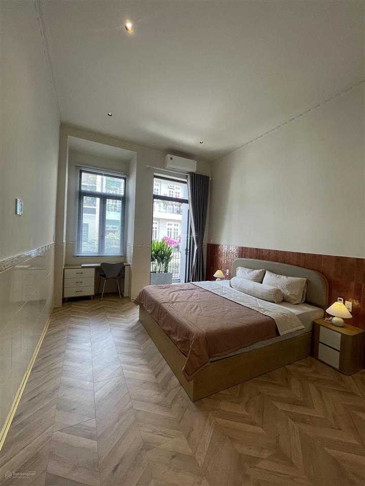 Nhà mặt tiền đường số  trung tâm quận 2  xe hơi ngủ trong sân dọn vào ở ngay, tặng full nội thất