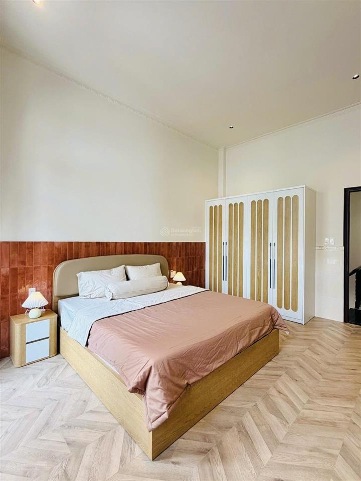 Nhà mặt tiền đường số  trung tâm quận 2  xe hơi ngủ trong sân dọn vào ở ngay, tặng full nội thất