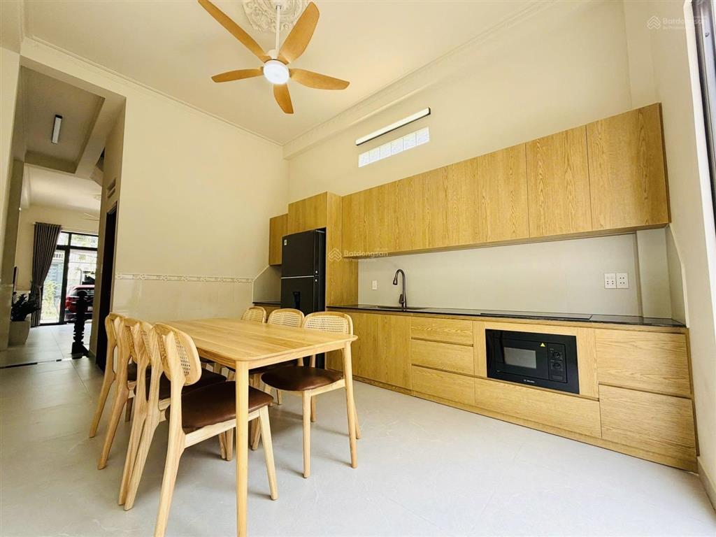 Nhà mặt tiền đường số  trung tâm quận 2  xe hơi ngủ trong sân dọn vào ở ngay, tặng full nội thất