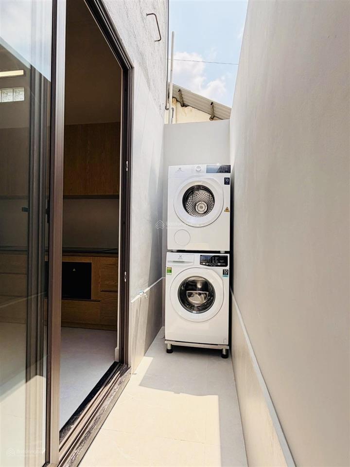 Nhà mặt tiền đường số  trung tâm quận 2  xe hơi ngủ trong sân dọn vào ở ngay, tặng full nội thất