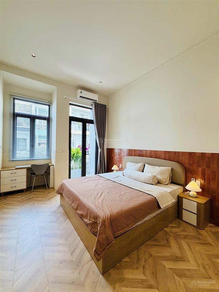 Nhà mặt tiền đường số  trung tâm quận 2  xe hơi ngủ trong sân dọn vào ở ngay, tặng full nội thất