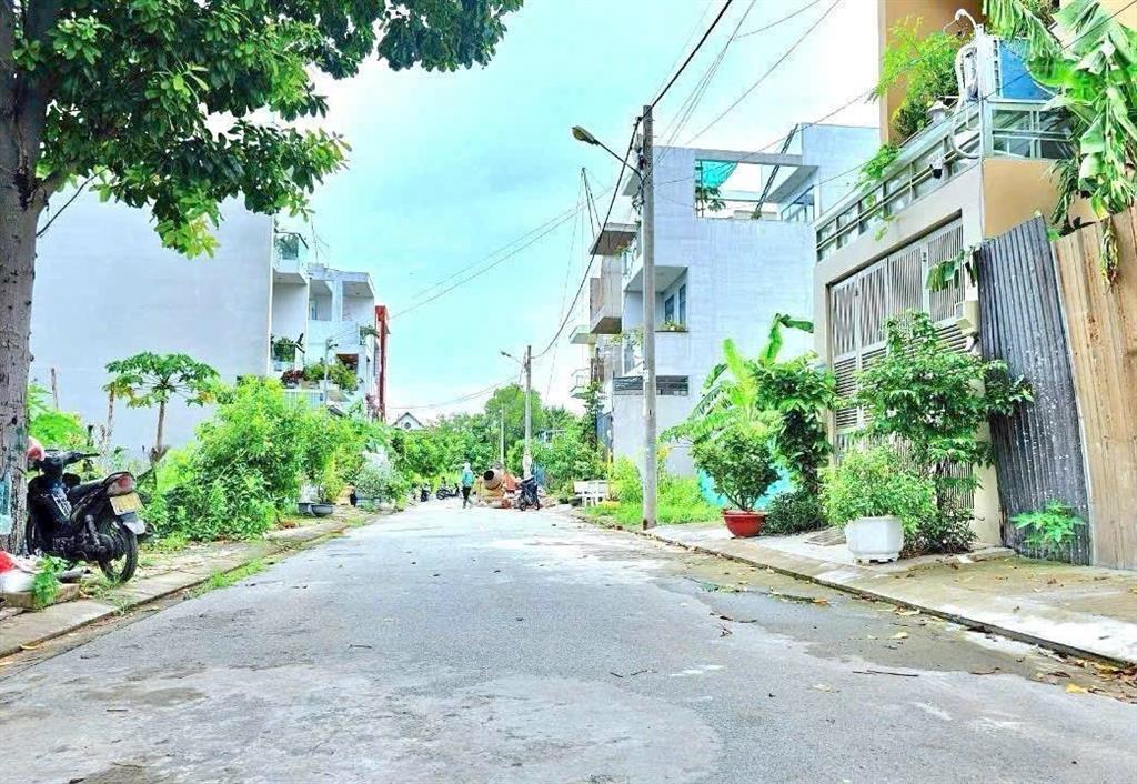Chỉ 3,8 tỷ sở hữu đất gò cát, phường phú hữu, 60m2 ngang 4,5 x 13,5m đường nhựa 8m
