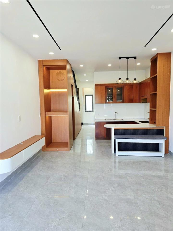Chỉ 4,1 tỷ sở hữu nhà phố 2 tầng 3pn đường 8m, long trường