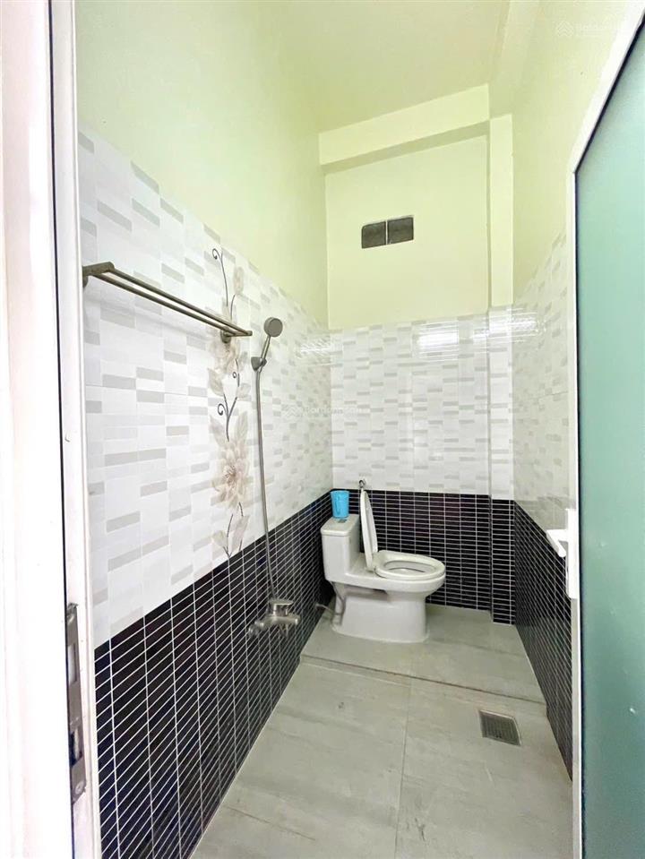 Nhà phố phú hữu giáp quận 2, xe hơi ngủ trong sân 80m dt sàn 176m ngang 5,2m, chỉ 6,5 tỷ
