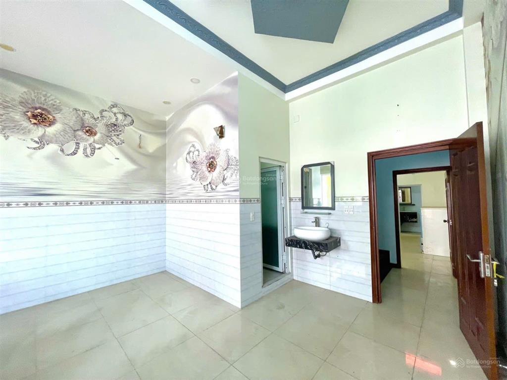 Nhà phố phú hữu giáp quận 2, xe hơi ngủ trong sân 80m dt sàn 176m ngang 5,2m, chỉ 6,5 tỷ