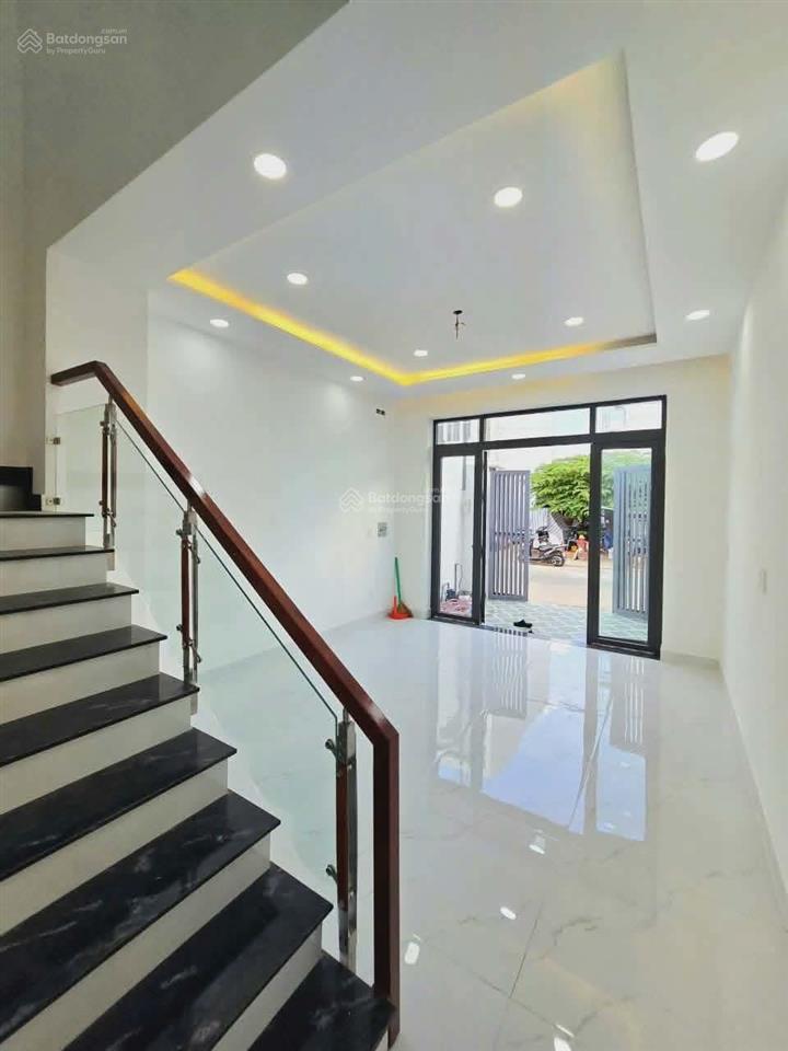 Chỉ 3,55 tỷ sở hữu nhà phố 2 tầng hoàn công đủ đường ô tô 10m có vỉa hè,